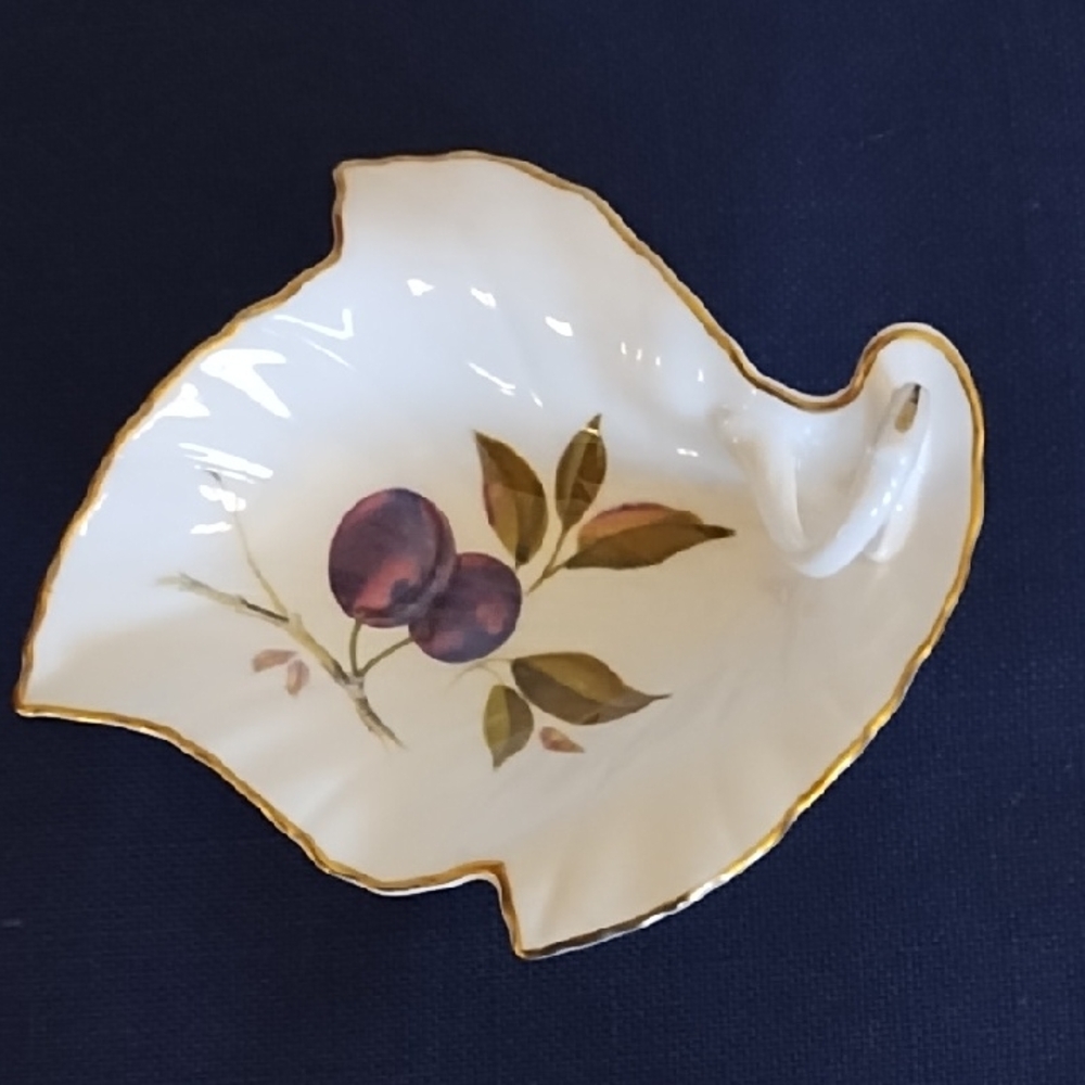 CHARMING TRINKET DISH-ROYAL WORCESTER,GRAPE & GREENERY PATTERN. 5" X 4.5".